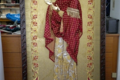 Ανάγλυφη εικόνα κατασκευασμένη από ύφασμα χρυσοποικιλτο με μεταλλικό επίχρυσο φωτοστέφανο και χέρια 3